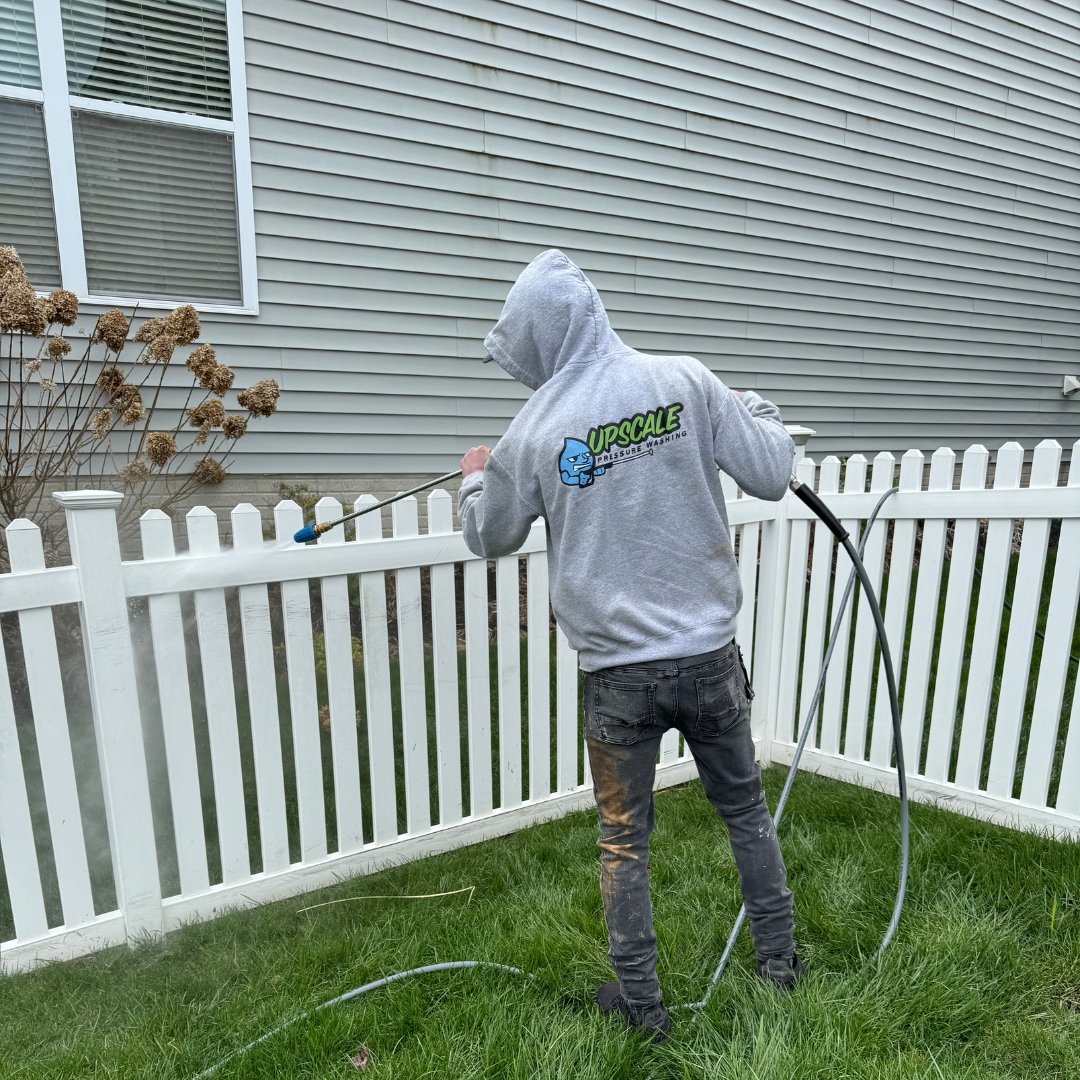 Fence Cleaning before and after — Lewis Center, Ohio